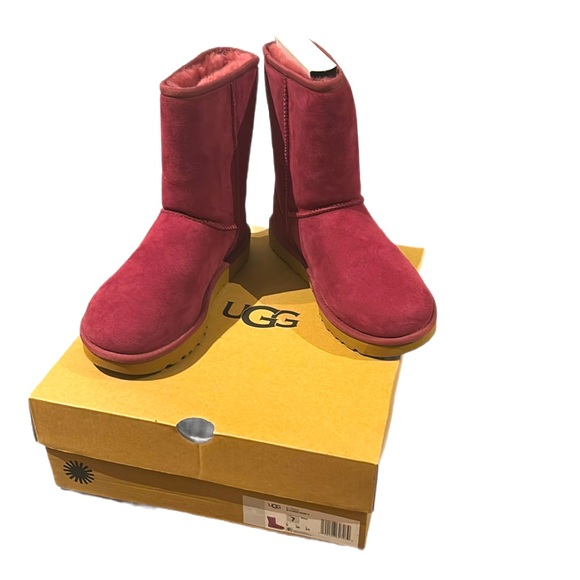 UGG Shoes - NEW - Burgundy Ugg Boots - classic short